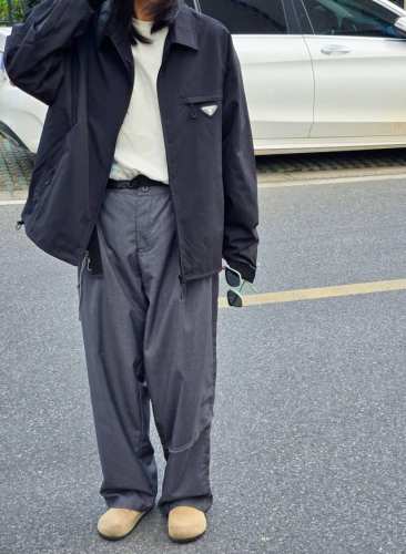 200 Prada 普拉达25春季猎装底特律翻领夹克外套 普拉达春季新款外套 底特律翻领夹克 微宽松版型 落肩剪裁 上身随性自然 防泼水 防刮面料 轻户外 易于