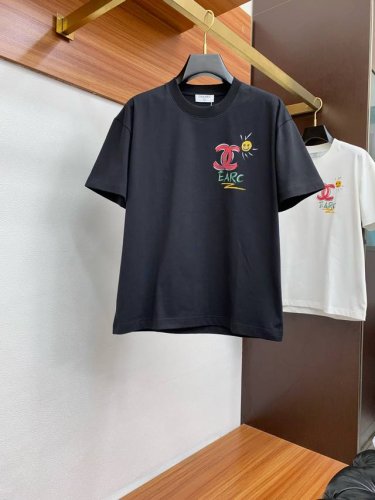P140 香奈儿 2025Fw 手绘设计重磅纯棉 半袖T恤 棉质半袖T恤 本款棉质T 恤以当季色调传递休闲运动气息，成就日常搭配佳选。100% 棉 码数 S-X