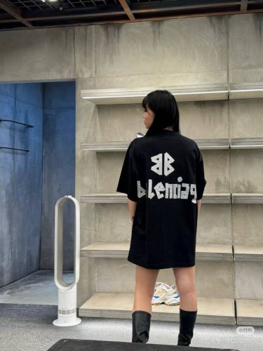 高品质 品名：巴黎世家 Balenciaga 25Ss新款银色胶带印花 圆领宽松男女同款短袖T恤 颜色：黑色 面料：凯迪棉230G 版型：宽松 尺码 M-L-X