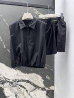 loe 25Ss 春夏新品垂褶皮牌Logo装饰套装 无袖翻领褶皱上衣+ 不规则褶皱设计半裙 酷帅有型 百搭又不挑人 定制精纺面料质感高级 宽松短款版型巨显瘦一套