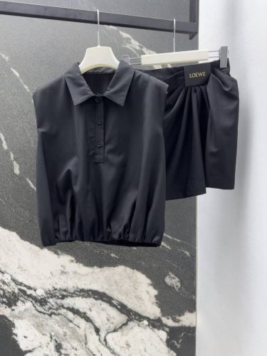 loe 25Ss 春夏新品垂褶皮牌Logo装饰套装 无袖翻领褶皱上衣+ 不规则褶皱设计半裙 酷帅有型 百搭又不挑人 定制精纺面料质感高级 宽松短款版型巨显瘦一套