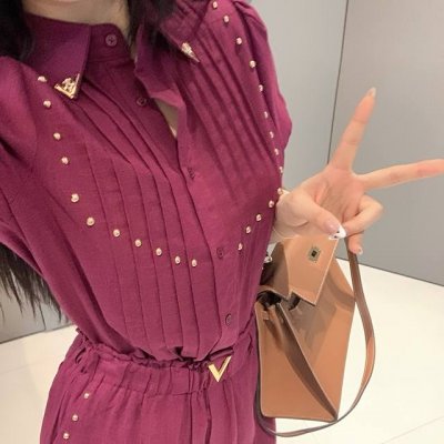 独家爆款上新 valentin*翻领重工设计衬衣+阔腿裤套装 一套上身时尚慵懒 改良铆钉小翻领 轻奢高级 极简利落线条感这套真的超显气质 气场全开 一套舒适的亚