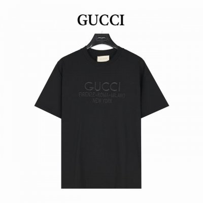 gucci 古驰 25Ss 暗纹Gucci城市刺绣短袖T恤 休闲装与T恤巧妙融入简约廓形，搭配时尚靴子与大号肩背包， 率性驾驭多种时尚型格。这款以米白色重磅针织