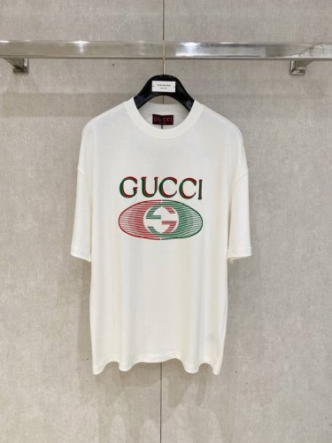 Gucci 古奇2025春夏系列男女同款棉质短袖T恤 甄选客供定织300G平纹棉布制作而成, 触感柔软滑腻, 着穿亲肤感与透气性都堪称绝佳！胸前饰以Cel1Ne