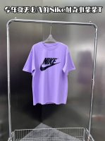 90 潮牌今年夏天必入的Nike耐克小紫紫T 这件耐克紫色短袖真的是看图一眼种草€上身很显白显气质，高级感十足！极简穿搭进口机器印花不开裂 版型宽松男女都可以穿