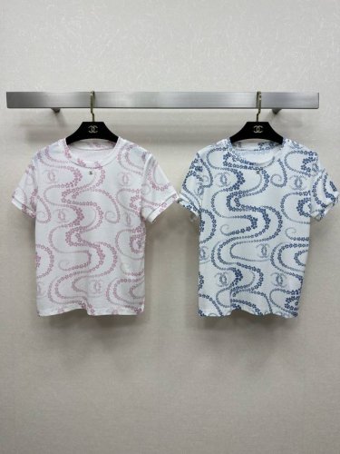 25Ss Chane *早春新品 印花纯棉T恤，胸前定制双C五金 圆领设计 版型不挑人。完美做工品质全面到位！进口纯棉质感超细腻。两色Sml.
