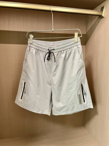 迪桑特 专业户外品牌，将实用与时尚巧妙结合。三色可选，满足不同穿搭需求。松紧腰搭配抽绳设计，穿着舒适且调节方便。侧边拉链口袋，安全收纳小物件，增添功能性。简约的