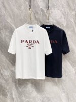130 prada 25Ss新款圆领T恤！潮人必备！胸前定制品牌字母立体胶工艺.经典色彩搭配时尚好看.整体效果年轻有活力！280G棉材质精制而成，着感手感都相当