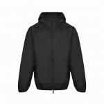 Moncler 蒙口 25Ss 反光印花连帽夹克 采用高密度的锦纶制成的轻盈尼龙面料，使其极致的轻量化，同时又极具耐磨性和抗撕裂性。高密度的编织结构阻挡冷风侵入