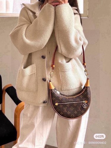 lv Loop 月亮包 自 年早春大秀亮相以来，就名声大噪 发售后更是火爆异常，专柜也是一直断货 异常难买，超高性价比 因为其独特的造型，也被称为“月亮包”“豌