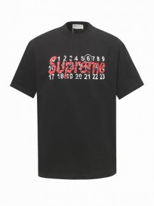 Mm6 Supreme 联名 25Ss新款印花T恤短袖 此款前幅双Logo工艺采用了过胶印和拉浆的结合，看似简单的款式，实际在双重工艺的结合上，不是一般的工厂p