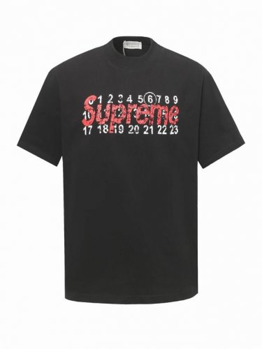 Mm6 Supreme 联名 25Ss新款印花T恤短袖 此款前幅双Logo工艺采用了过胶印和拉浆的结合，看似简单的款式，实际在双重工艺的结合上，不是一般的工厂p