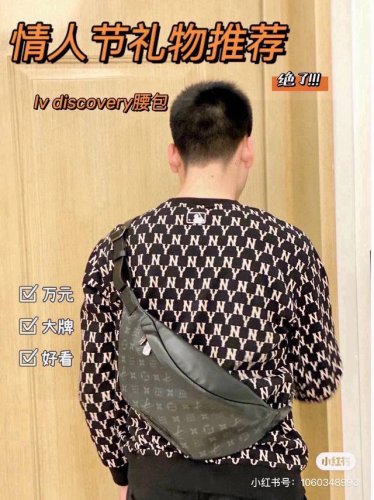 220 lv 黑花腰包 这款腰包是男女同款，潮男潮女休闲出行的不二选择。多种背法随意搭配，可做胸包、腰包、斜挎包，一包多用，无论哪种背法，都能完美诠释时尚穿搭。
