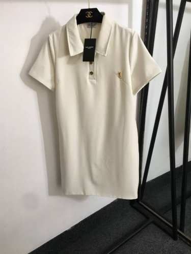 款号20252229 Ysl*新款 Logo胸针装饰 polo领短袖连衣裙，米白色，黑色，Sml， M码；肩宽37，胸围100，袖长19，长89