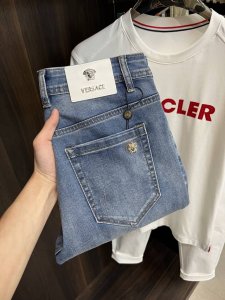 主推 Versace 独家专供新款范思哲潮男时尚休闲牛仔裤 高端欧版原单裤子 潮流时尚休闲裤子 透气舒适度高 细节无可挑剔 品牌元素设计理念 体现高品质 呈现休