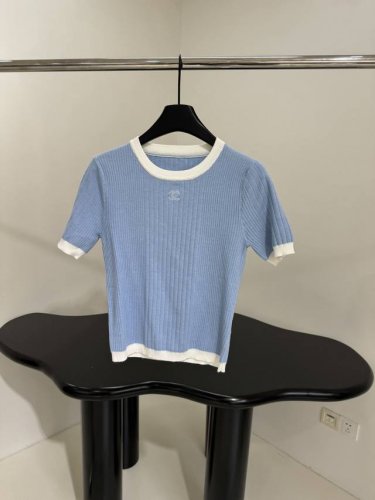 小香新品羊毛套头衫 定织定染针织工艺 细腻条纹肌理 胸口品牌标识刺绣 修身版型修饰身材 最高品质推荐 粉色 浅蓝色 S M L