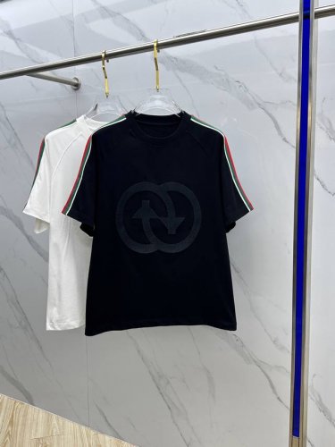 Gucci*古驰 2025Fw春夏新品圆领打底外穿T恤，立体感Logo常规半袖纯棉打底T恤，棉，手感面糯有骨感，柔而有韧性。工艺处理，韧性和抗皱性能得到大幅度提