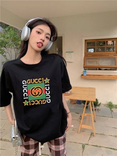 上新！Gucci新款短袖T恤,版型剪裁特别有讲究！上身很洋气显瘦内搭外穿都看 高密针织圆领设计，平整简约！亲肤透爽！T恤面料的柔软性舒适性无可挑剔！男女均可驾驭