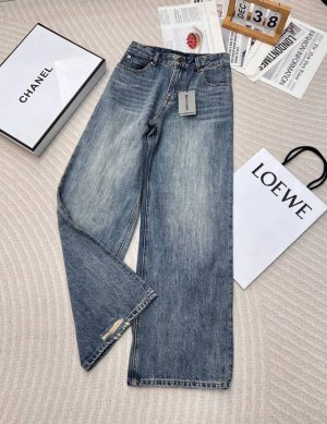 2025早春新款Balenciag*巴黎世家官网同款牛仔裤 ，主打廓形设计版型非常时尚且潮流十足，重工洗水后面料舒适透气，独家金属纽扣，稳妥的颜色作为日常百搭绝