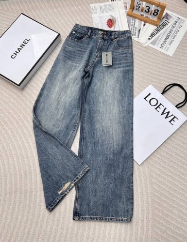 2025早春新款Balenciag*巴黎世家官网同款牛仔裤 ，主打廓形设计版型非常时尚且潮流十足，重工洗水后面料舒适透气，独家金属纽扣，稳妥的颜色作为日常百搭绝
