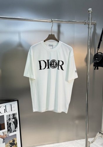 Dio*R迪-奥25S新款情侣圆领T恤！石头岛联名款.男女同款！胸前3D立体字母印花.袖口及后背字母图形烫画搭配.230G甄选100%纯棉质感.棉质饱满富有弹性