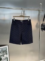 Dior-迪奥25S经典牛仔短裤来自 Dior And Kaws 限定系列，展示 Oblique 印花 采用蓝色棉质混纺牛仔布精心制作，背面饰以 Dior An