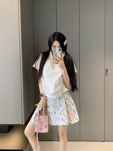 款号D25051538 Louis*驴家Lv新款时尚百搭两件套装 简约大方口袋皮革Logo配件装饰宽松休闲短袖T恤上衣高腰压褶百褶短裙半身裙 M码 肩宽40 胸