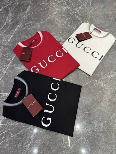 Gucci 25Ss新款圆领T恤！潮人必备！立体绣花工艺.经典色彩搭配时尚好看.整体效果年轻有活力！280G棉材质精制而成，着感手感都相当舒适.手感细腻有质感！