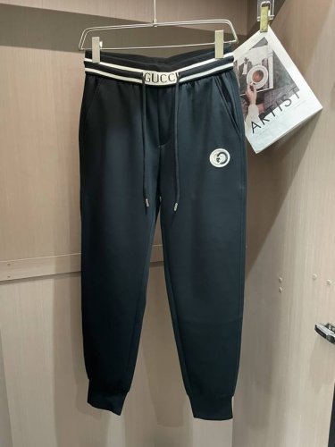 gucc 2025春夏最新系列男士休闲裤！ 采用客供弹力柔棉材质，柔软细腻，手感绝佳！品牌格调一览无余！极简主义设计，没有多余浮夸的元素来宣兵夺主，细节做工精细