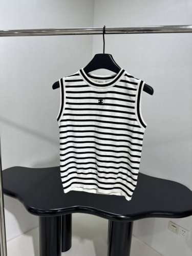 新品羊毛条纹背心 柔软羊毛面料制作 撞色条纹图案 胸口饰有品牌标识刺绣 罗纹领口和下摆 推荐入手 黑白色