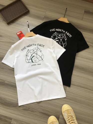 Tnf｜北面 The North Face 徽标刺绣 后背瞌睡熊大Logo印花 男女款圆领短袖T恤. 颜色：白色 黑色. 材质：精梳棉面料. 工艺：印花. 品质