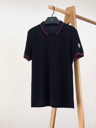 moncler 蒙口 2025Ss春夏新品 浮雕字母翻领短Tee。这款Polo衫采用棉质珠地面料制成，是适合各种季节的隽永设计单品。经典款式，以撞色细节点缀袖口