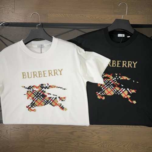 巴宝莉 Burberry 2025春夏新品战马刺绣拼接格子设计圆领短袖T恤 胸前采用战马刺绣设计 格子布与骑士战马元素彰显品牌特征 采用数码精密立体贴布绣工艺