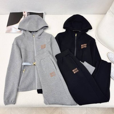 P360 P260独家首发 Miu 25Ss 早春最新款空气层套装 Logo腰带装饰连帽外套+松紧腰休闲裤 休闲必备运动风 好穿又舒适 腰部配有腰带收腰 收腰显