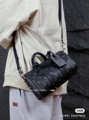 lv Keepall 25 黑花 Lv Keepall 25 的历史可以追溯到20世纪50年代，当时路易威登的设计师们为旅行者们设计了一款轻便、耐用且容量充足的