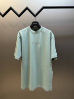 巴黎世家 薄荷绿刺绣标语短袖 采用复古平纹230G面料，榻榻米绣运用于后幅刺绣图案，高精度运转的机械设备打造榻榻米绣花了。采用定染丝光材质绣线，呈现出高级的光泽
