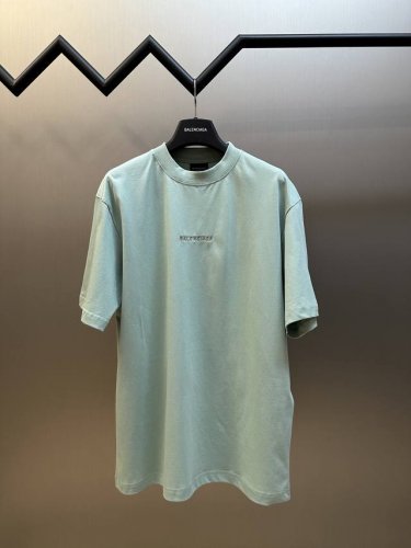 巴黎世家 薄荷绿刺绣标语短袖 采用复古平纹230G面料，榻榻米绣运用于后幅刺绣图案，高精度运转的机械设备打造榻榻米绣花了。采用定染丝光材质绣线，呈现出高级的光泽