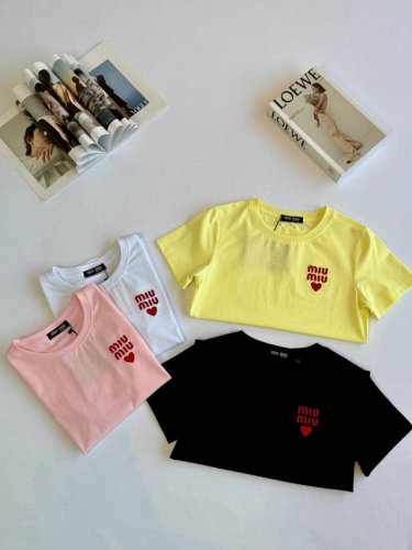 女款四色经典Miumiu缪缪四色纯棉圆领T恤短袖棉面料！ 面料采用 G杜邦索罗娜丝光棉 颜色：白色 黑色 柠檬黄 粉色 尺码：M L Xl Xxl 面料采用 G