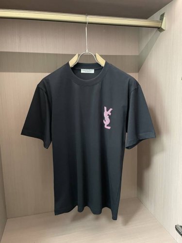 圣罗兰 官网同款 官网同款 官网同款 重磅推荐！2025Ss夏装新品 专柜在售 最新系列图案Logo短袖T恤 必须人手一件的节奏！进口顶极丝光面料，极为亲肤舒适