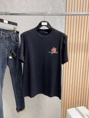 路易威*Lv 25Ss春夏新款首发专柜最新款短袖圆领T恤 高端订制 设计前卫时尚！品牌Logo重工艺设计 高端定制240克面料.手感柔软.穿着舒适.专柜级别精致
