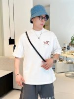 始祖鸟 新款字母印花双层重工短袖T桖 字母图案不管是T桖还是卫衣都是每年的爆款单品 前幅大面积印花采用大康丽数码印花机直喷 成本极高 经过多次的调试打版图案色差