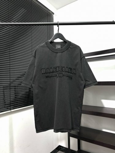 高版本 质量很好 原版反向缝线 巴黎世家 Balenciaga男女同款胸前贴布毛须绣花短袖T恤 此款尺码偏大 最小Xs穿到145斤左右 最大穿到220多斤 此款