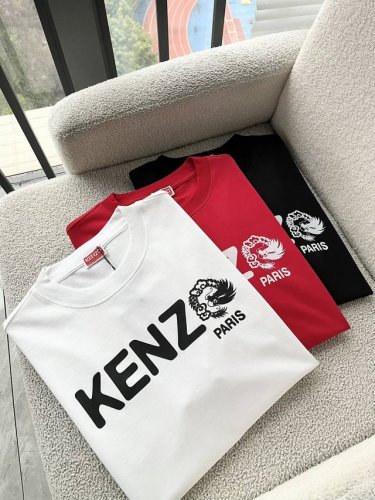 Kenz*高田*三2025春夏新品男女同款短袖T恤，传承经典著作改良后的新品更加的具有立体感官，胸前字母Logo图案印花设计！定制原版纯棉面料。有喜欢赶紧入手吧