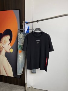 普拉达2025夏季新品短袖T恤 一比一原版刺绣字母.三标齐 简约百搭款 纯棉面料.穿着透气舒适 黑白两色 微阔版型.男女同款 码数 S-Xxl