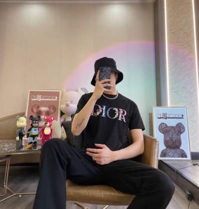 上新！元素碰撞，超级吸睛！Dior迪奥新款花卉字母印花情侣款圆领短袖T恤，全部采用上等原料，质感好颜色鲜明！ 这种款式上身回头率超高！基础款的圆领Tee,男女均