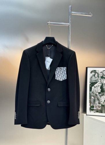 Dio*R迪奥*25S新款休闲西服外套精品推荐外贸公司订单！胸口精致字幕小蜜蜂皮牌工艺.品牌Logo凸显品牌高级感强！进口原版天眼布四面弹布料，笔挺垂感十足，整