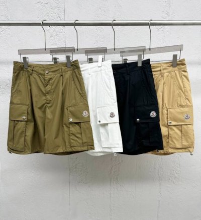 新品 高端洋行渠道货 2025春夏新款Mon*Ler男士顶级梭织棉布徽章翻盖口袋时尚宽松休闲工装短裤五分裤 该短裤采用客供定制梭织棉布 不仅舒爽透气 让你在炎炎