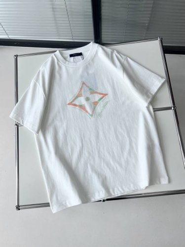 lv* 1V滴胶花卉圆领短袖 纯棉质面料、正面呈现 3D 标识印花、后部标签、标准版型、全套辅料配备 # 平织纯棉优质棉面料 采用15S平织优质棉，230G；搭