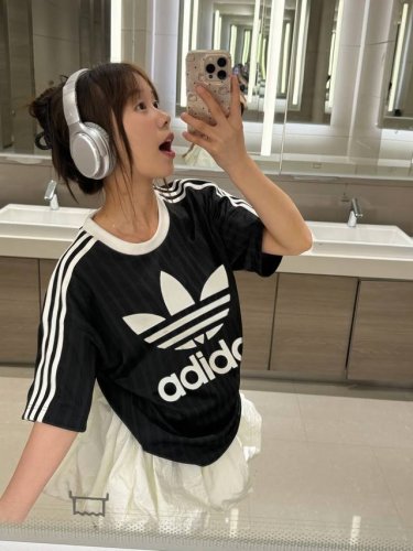 Adidas阿迪达斯古着限定丝绸球衣黑色短袖T恤 今年阿迪球衣赢麻了实在太好看啦 ad球衣谁穿谁是纯情女高 少女感满满 很有美式的感觉 单穿还是叠穿个打底都是嘎