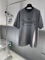 Balenciag 2025 磨破拉胶裂纹短袖T 采用进口机器织造而成，布面纹路及抓绒的独特性创造出完美的成衣效果 面料采用260克重 搭配320克1*1罗纹，